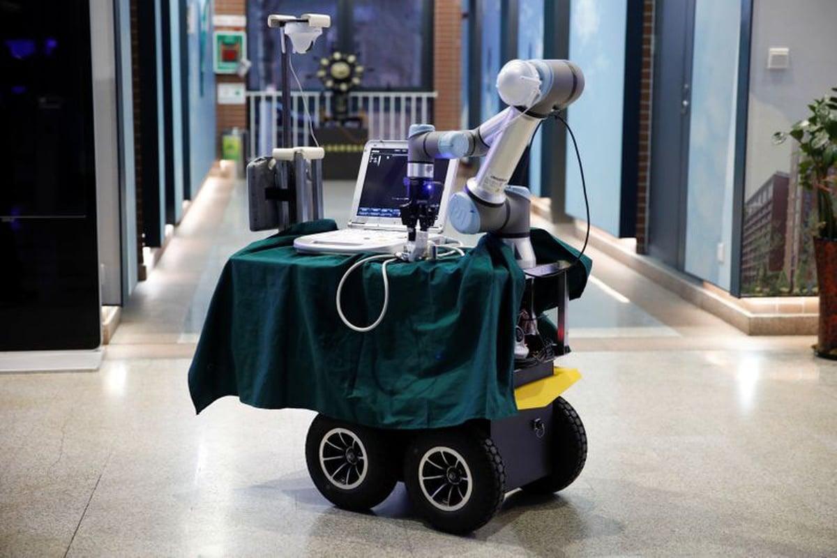 روبوت-صيني-يساعد-في-إنقاذ-أرواح-العاملين-الصحيين