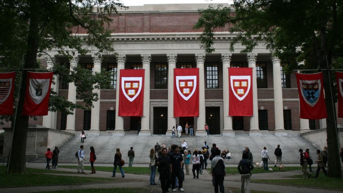 كيف-تبدأ-تعليمك-في-جامعة-هارفارد-مجانًا-من-المنزل؟