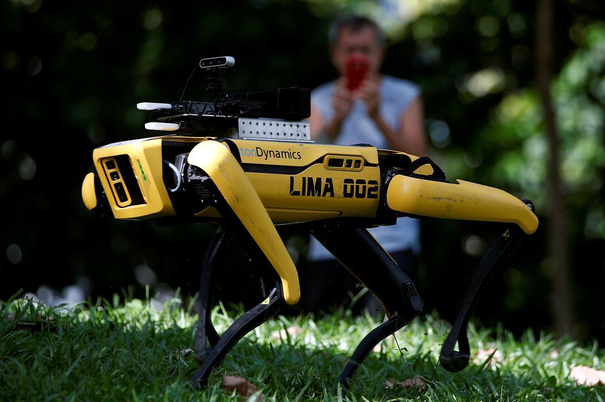 سنغافورة-تستخدم-كلبًا-روبوتيًا-يطلب-من-الناس-الابتعاد-عن-بعضهم-بسبب-كورونا